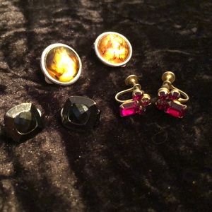 🐝3/$15 Vintage clip on earrings. 🖤